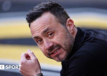Tottenham boss Roberto de Zerbi reacts on the touchline during a Premier League match against Wolves at Molineux
