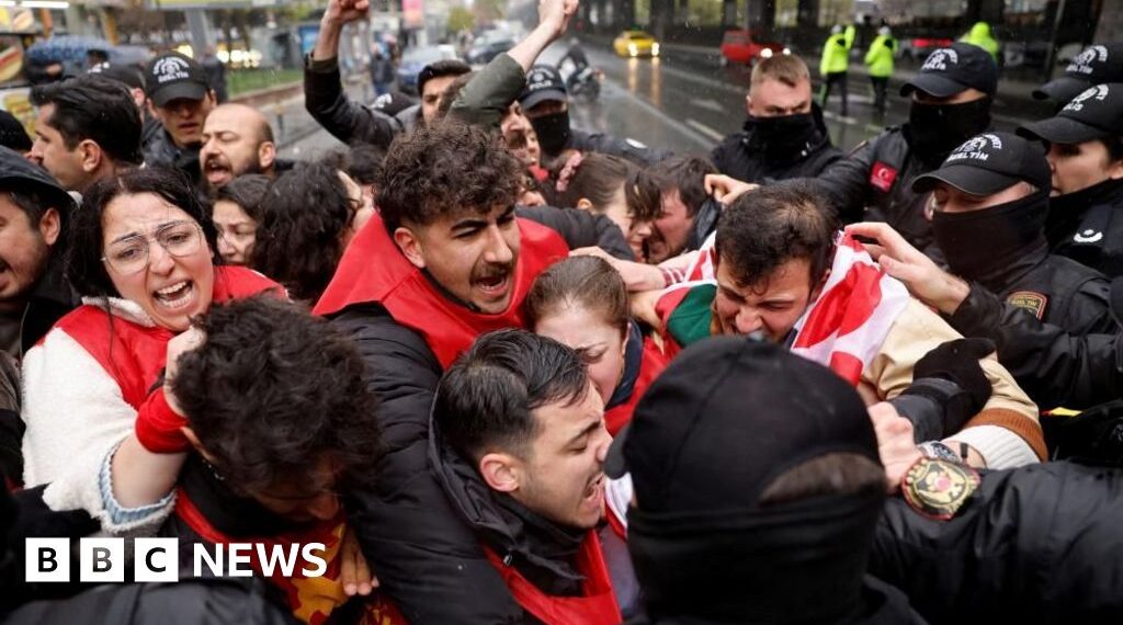 Turkish police arrest more than 500 people at May Day rallies