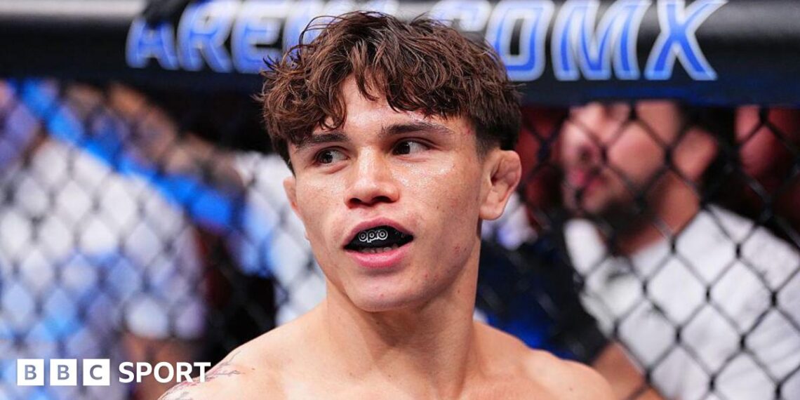 Lone'er Kavanagh before facing Brandon Moreno in Mexico City last month