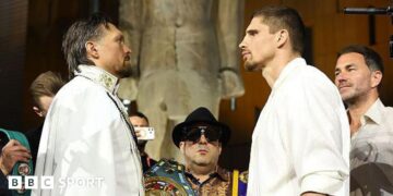 Oleksandr Usyk (left) and challenger Rico Verhoeven share a friendly handshake at Thursday's news conference