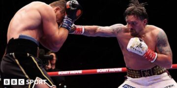 Oleksandr Usyk lands a punch on Rico Verhoeven