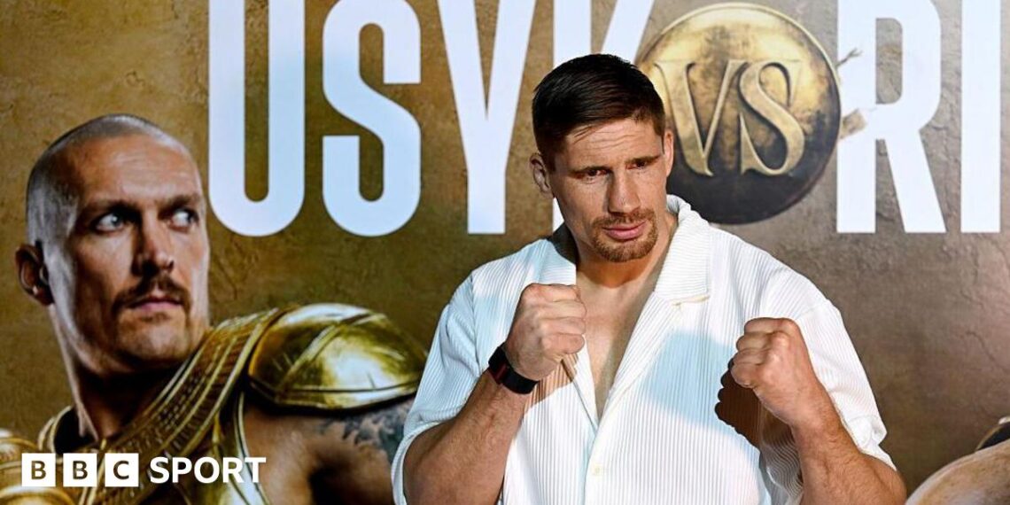 A face-off between Rico Verhoeven and Oleksandr Usyk in front of the Great Pyramid of Giza