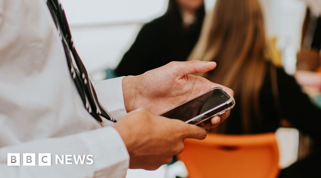 Wales won't ban mobile phones in schools, first minister says