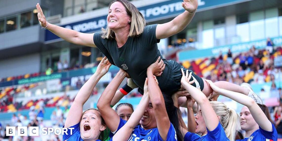 Sonia Bompastor and the Chelsea players