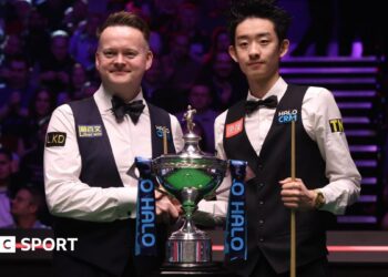 Shaun Murphy & Wu Yize pose with the trophy