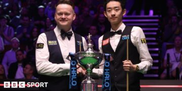 Shaun Murphy & Wu Yize pose with the trophy