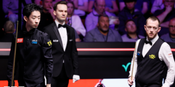 Wu Yize and Mark Allen assess a shot