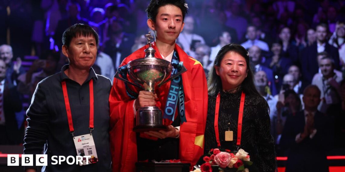 Wu Yize with his parents