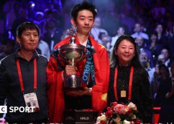Wu Yize with his parents