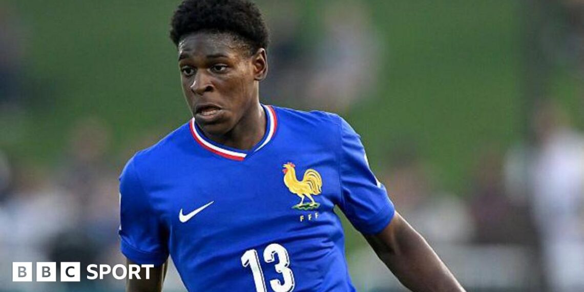 Emmanuel Mbemba playing for France Under-17s