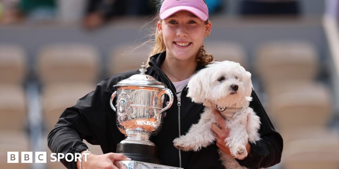 Mirra Andreeva kisses French Open trophy