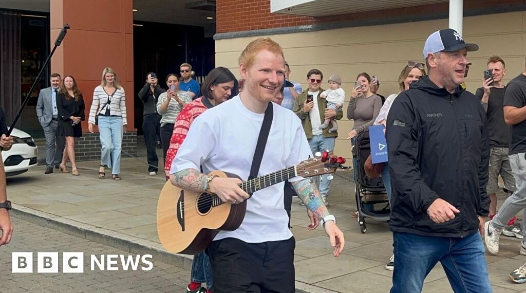 Hundreds enjoy impromptu Ed Sheeran waterfront gig