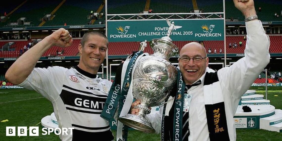 John Kear (r) celebrates Hull FC's Challenge Cup final win over Leeds in Cardiff in 2005 with captain Richard Swain