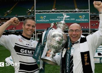 John Kear (r) celebrates Hull FC's Challenge Cup final win over Leeds in Cardiff in 2005 with captain Richard Swain