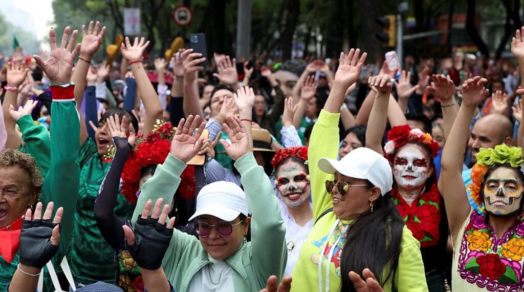 Mexico City attempts record-breaking wave