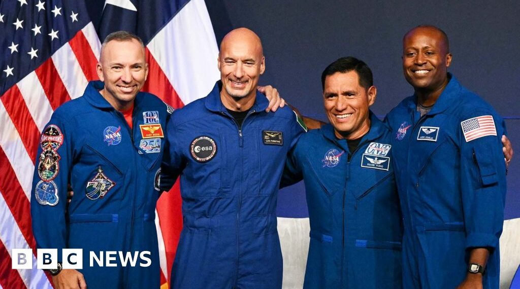 Nasa reveals crew for Artemis III mission
