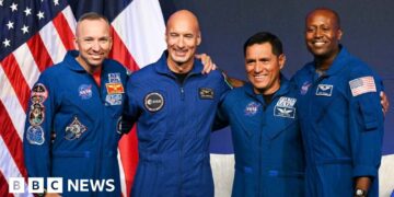 Nasa reveals crew for Artemis III mission