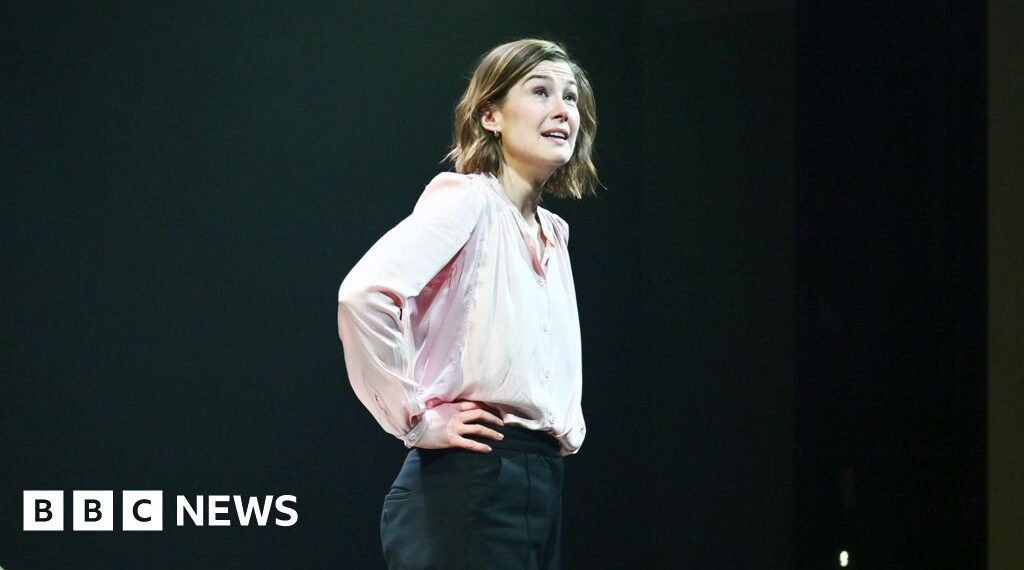 Rosamund Pike calls out audience member for texting during show