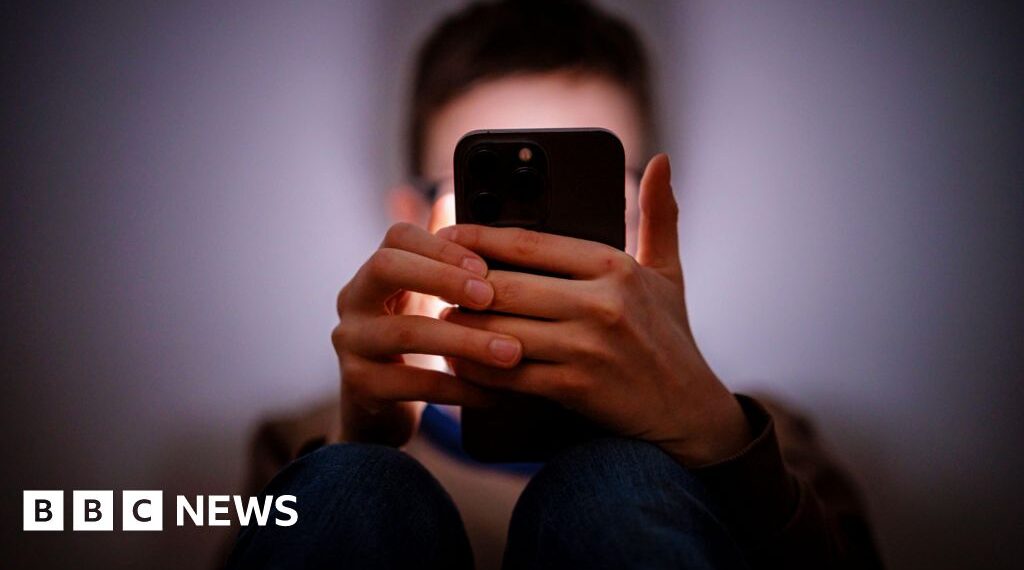 Starmer tells Apple and Google to ban nude images on children's phones