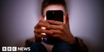 Starmer tells Apple and Google to ban nude images on children's phones